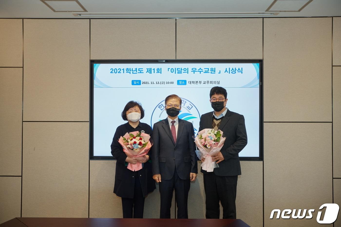 본문 이미지 - 한림대 이달의 우수교원에 선정된 강연욱(사진 왼쪽)‧고영웅 교수. (한림대 제공) 2021.11.12/뉴스1