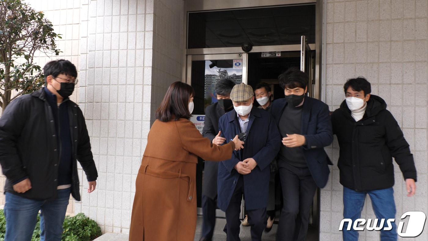 본문 이미지 - 부동산 투기 의혹을 받고 있는 정현복 광양시장이 12일 광주지법 순천지원에서 영장실질심사를 마치고 법정을 빠져나가고 있다. 2021.11.12/뉴스1