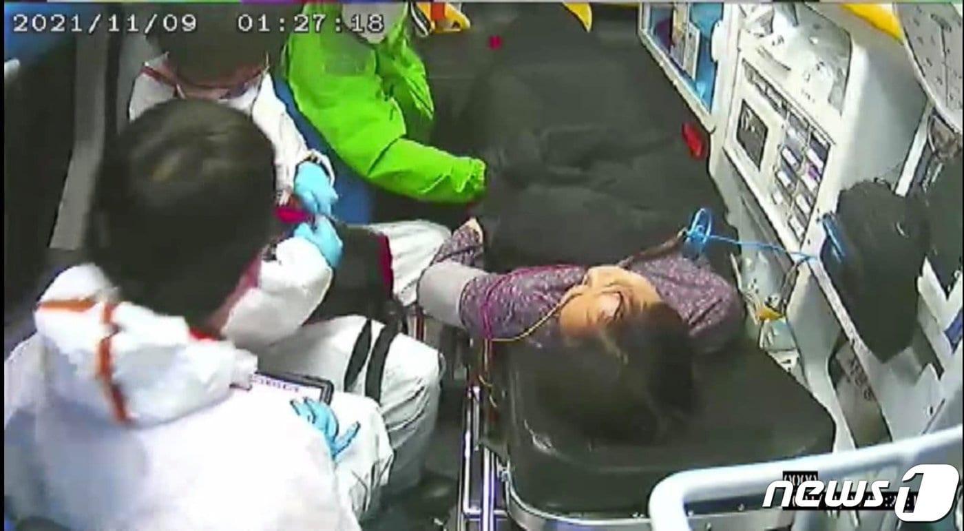 이재명 더불어민주당 후보 측이 부인 김혜경씨의 낙상 사고 당일(지난 9일) 김씨가 후송되는 모습이 담긴 CCTV를 12일 공개했다. 이 후보가 김씨의 손을 잡고 있다. (이해식 의원 페이스북) 2021.11.12/뉴스1