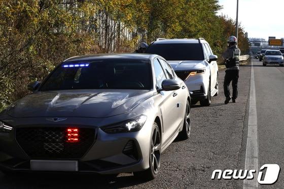 본문 이미지 - 경기경찰청 고속도로순찰대 소속 조용진 경위와 이기태 경사가 지난 12일 오후 경기 용인 경부고속도로 서울방면에서 과속 차량에 계도 조치를 하고 있다.2021.11.13/뉴스1 ⓒ 뉴스1 신웅수 기자