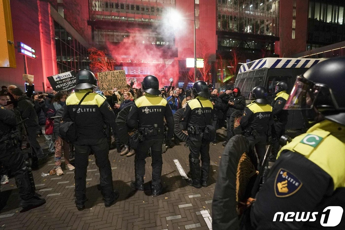 12일(현지시간) 네덜란드 헤이그에서 코로나19 봉쇄령에 반대하는 시위대와 경찰이 대치하고 있다. ⓒ AFP=뉴스1