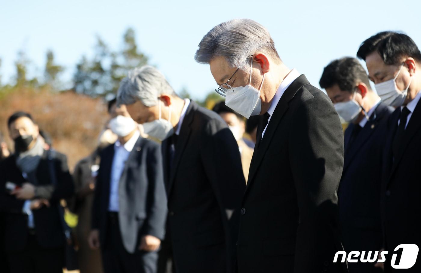 전국 민생탐방 투어에 나선 이재명 더불어민주당 대선 후보가 13일 오전 부산 남구 유엔기념공원을 참배하고 있다.2021.11.13/뉴스1 ⓒ News1 오대일 기자