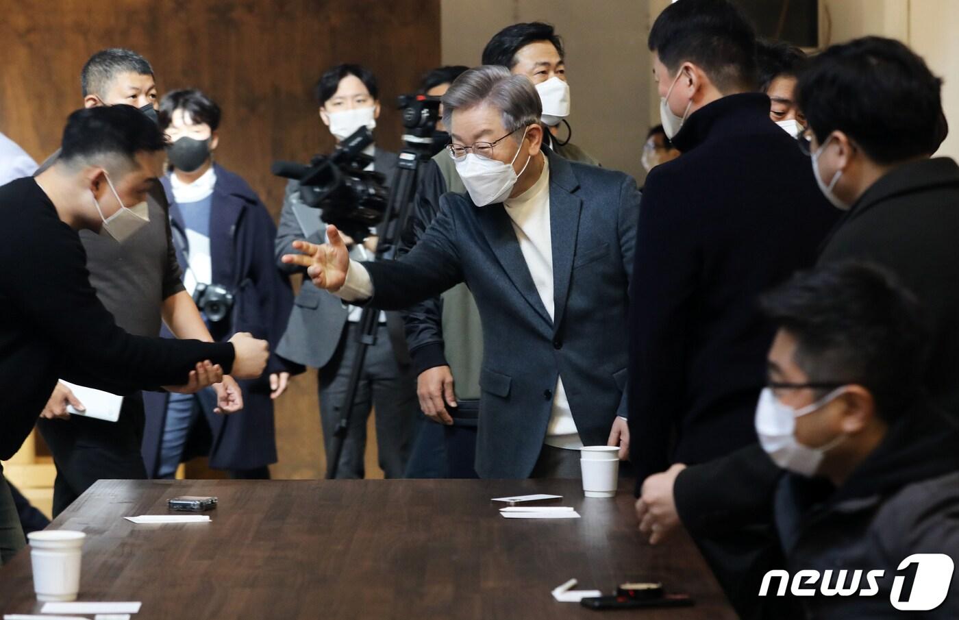 전국 민생탐방 투어에 나선 이재명 더불어민주당 대선 후보가 13일 오전 부산 영도구 카페 무명일기에서 열린 부산지역 스타트업·소셜벤처인과의 간담회에서 참석자들과 인사하고 있다. ⓒ News1 오대일 기자