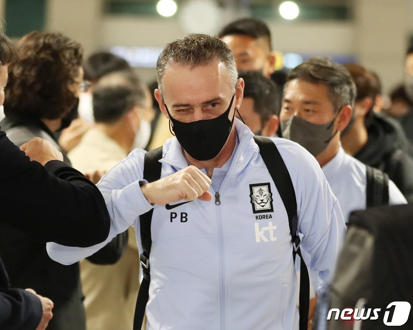 본문 이미지 - 이라크와의 월드컵 아시아지역 최종예선 원정 경기를 앞둔 벤투 감독이 13일 인천공항 제1터미널을 통해 출국하고 있다. 대한민국 축구 국가대표팀은 오는 17일 자정&#40;한국시간&#41; 카타르 도하에 위치한 타니 빈 자심 스타디움에서 열리는 2022 국제축구연맹&#40;FIFA&#41; 카타르 월드컵 아시아지역 최종예선 A조 6차전에서 이라크와 맞붙는다. 2021.11.13/뉴스1 ⓒ News1 이성철 기자