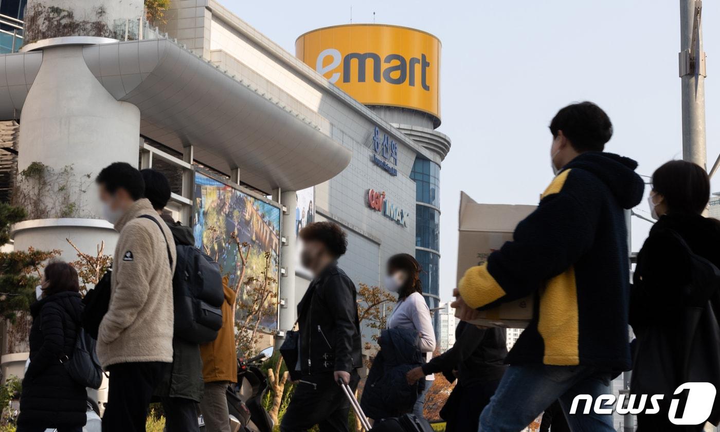 본문 이미지 - 서울 이마트 용산점 외벽에 설치된 로고. 2021.11.14 ⓒ 뉴스1 이재명 기자