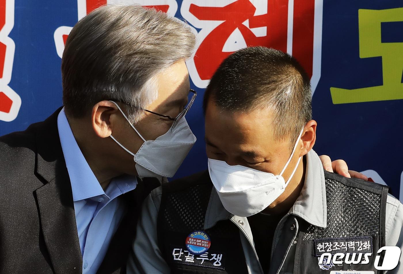 이재명 더불어민주당 대선 후보가 '매타버스'(매주 타는 민생버스) 행보 사흘째인 14일 오전 경남 거제시 대우조선소 정문 앞 천막에서 열린 대우조선소 노조-시민대책위 타운홀 미팅에서 신상기 대우조선 노조위원장과 귀엣말을 나누고 있다.. 2021.11.14/뉴스1 ⓒ News1 오대일 기자