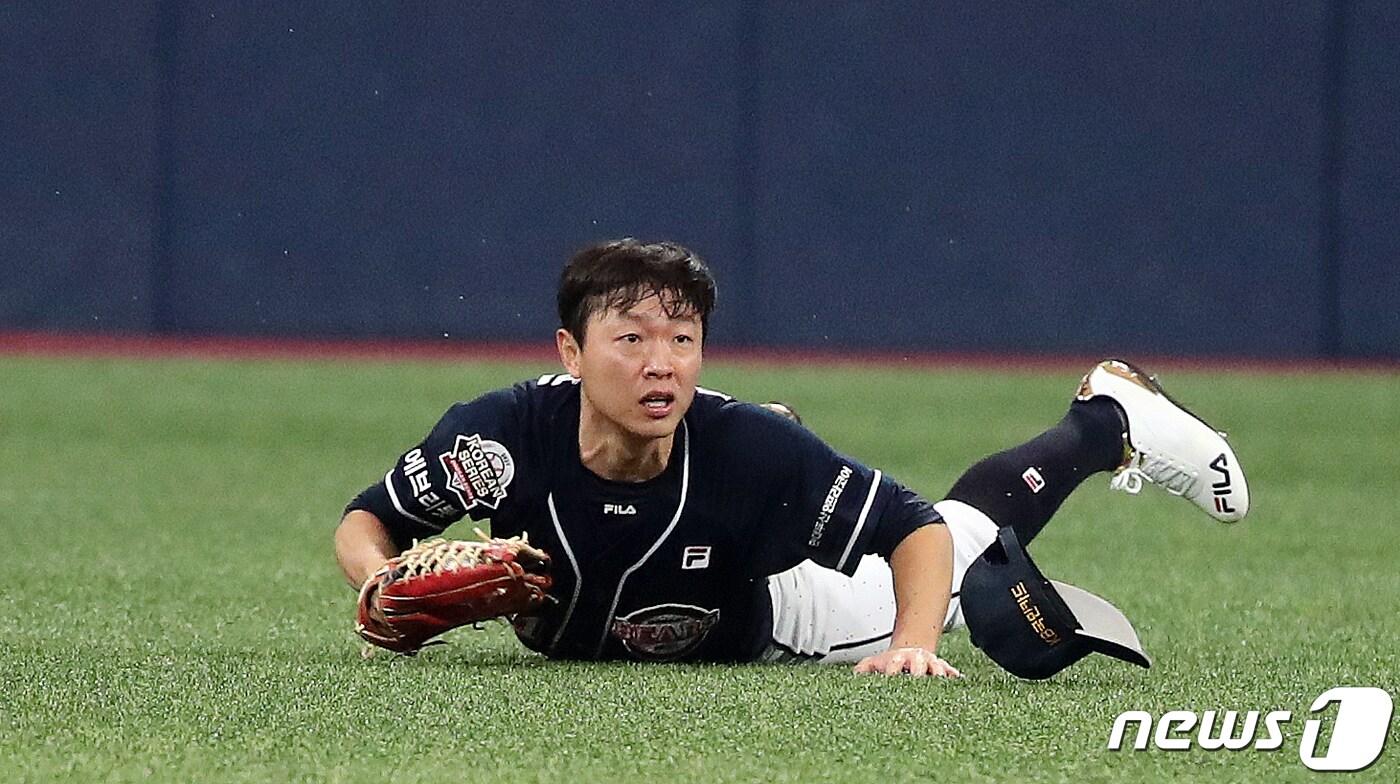 14일 오후 서울 구로구 고척스카이돔에서 열린 '2021 신한은행 쏠 KBO 한국시리즈’ 1차전 두산베어스와 kt 위즈의 경기, 두산 정수빈이 5회말 1사 2루에서 호수비를 펼치고 있다. 2021.11.14/뉴스1 ⓒ News1 김진환 기자