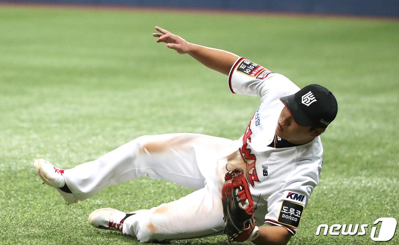 본문 이미지 - 14일 오후 서울 구로구 고척스카이돔에서 열린 '2021 신한은행 SOL KBO리그' 한국시리즈 1차전 두산 베어스와 KT 위즈 경기 7회초 2사 주자 없는 상황 KT 강백호가 두산 김재호의 타구를 잡아내고 있다. 2021.11.14/뉴스1 ⓒ News1 임세영 기자
