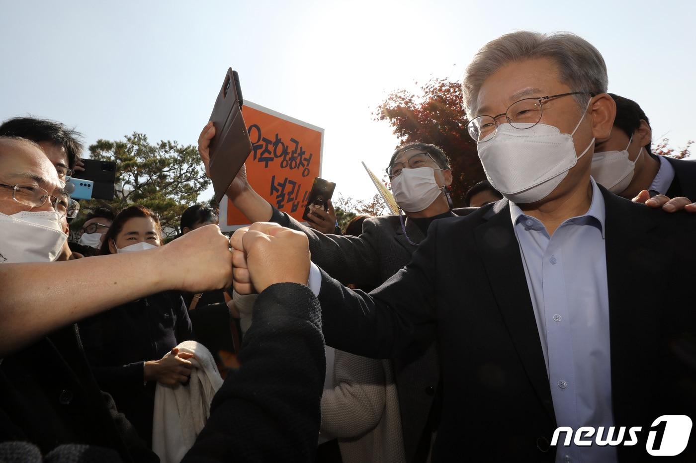본문 이미지 - 이재명 더불어민주당 대선 후보가 '매타버스'(매주 타는 민생버스) 행보 사흘째인 14일 오후 경남 사천시 한국항공우주산업(KAI)을 방문하며 지지자들과 인사하고 있다. 2021.11.14/뉴스1 ⓒ News1 오대일 기자