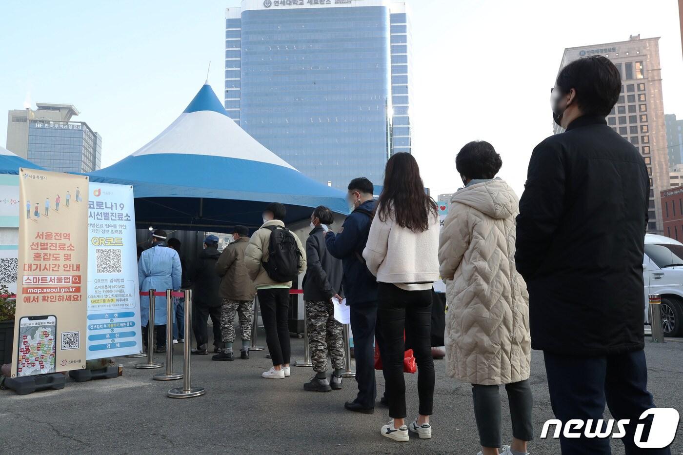 서울 중구 서울역광장에 마련된 임시선별진료소에서 시민들이 검사를 받기 위해 기다리고 있다./뉴스1 ⓒ News1 이광호 기자