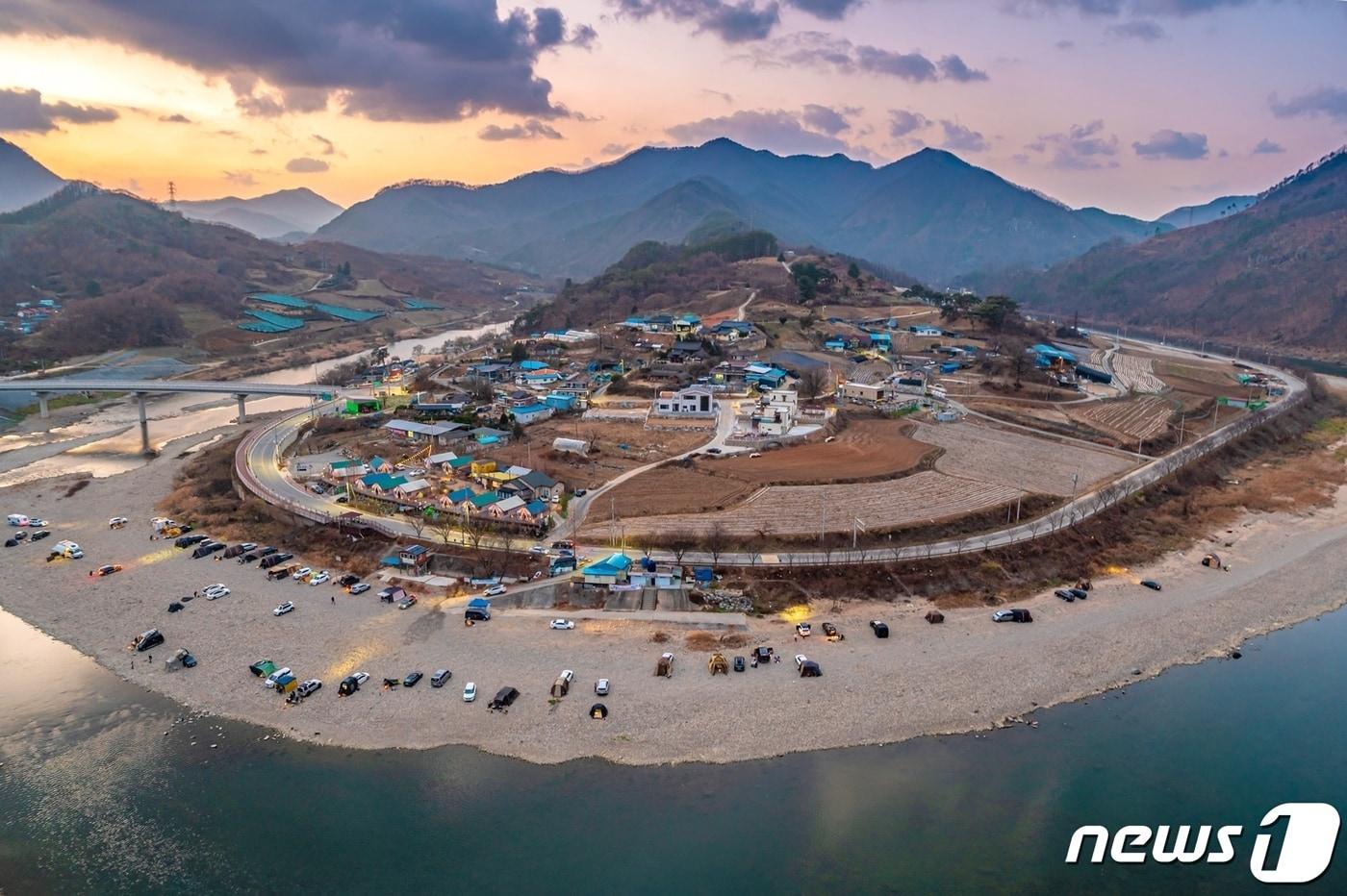 본문 이미지 - 21일 충북 충주시가 수주팔봉 유원지 개선공사를 위해 오는 27일부터 2022년 8월까지 임시 폐쇄한다고 밝혔다. 사진은 수주팔봉 차박 캠핑 모습.(뉴스1 DB)2021.12.21/ⓒ 뉴스1