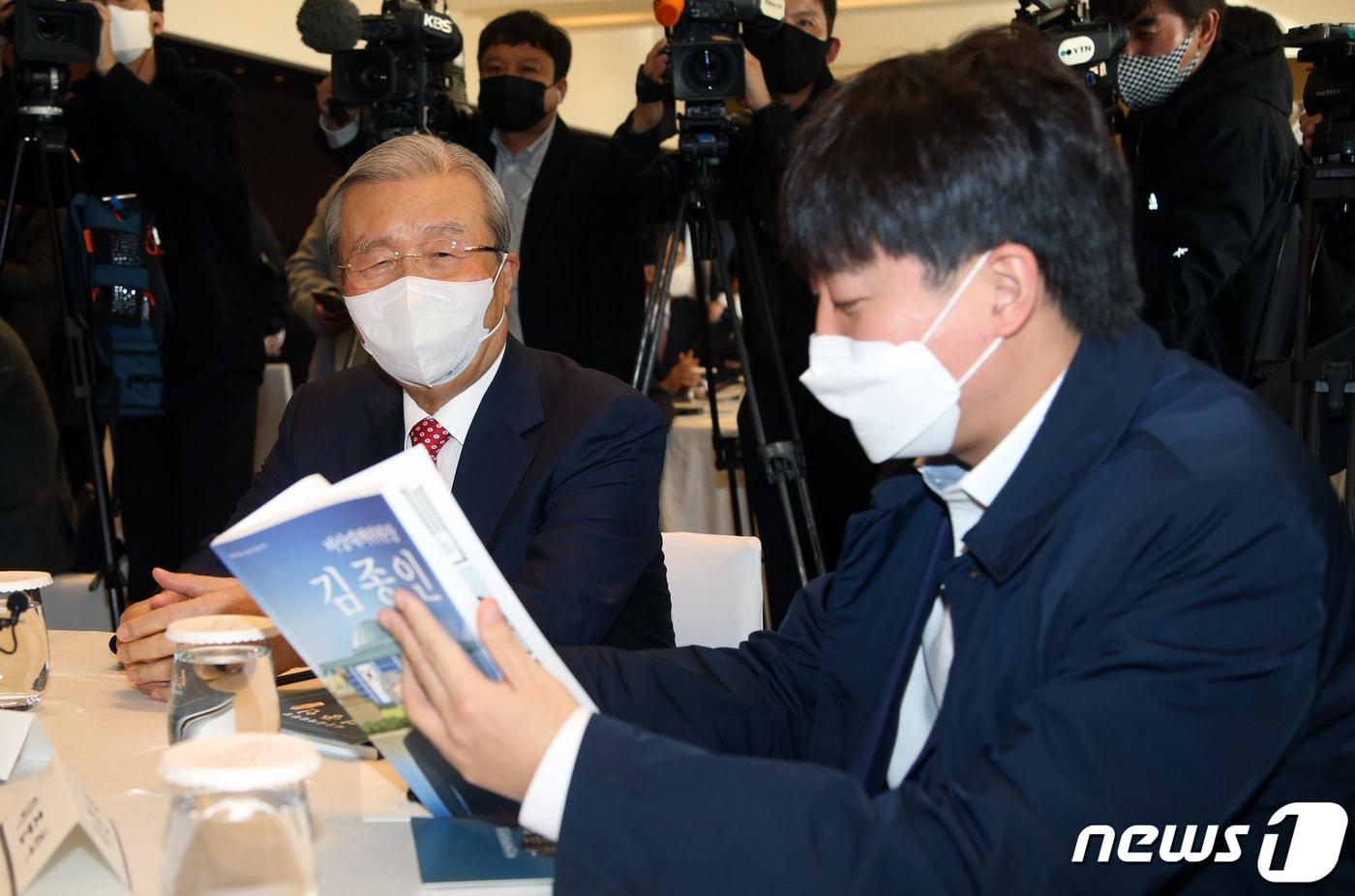 본문 이미지 - 2020년 11월 15일 당시 김종인 전 국민의힘 비상대책위원장(왼쪽)과 이준석 대표가 서울 용산구 그랜드하얏트서울호텔에서 열린 김 전 비대위원장의 출판기념회에서 책을 보며 대화하고 있다. ⓒ News1 국회사진취재단