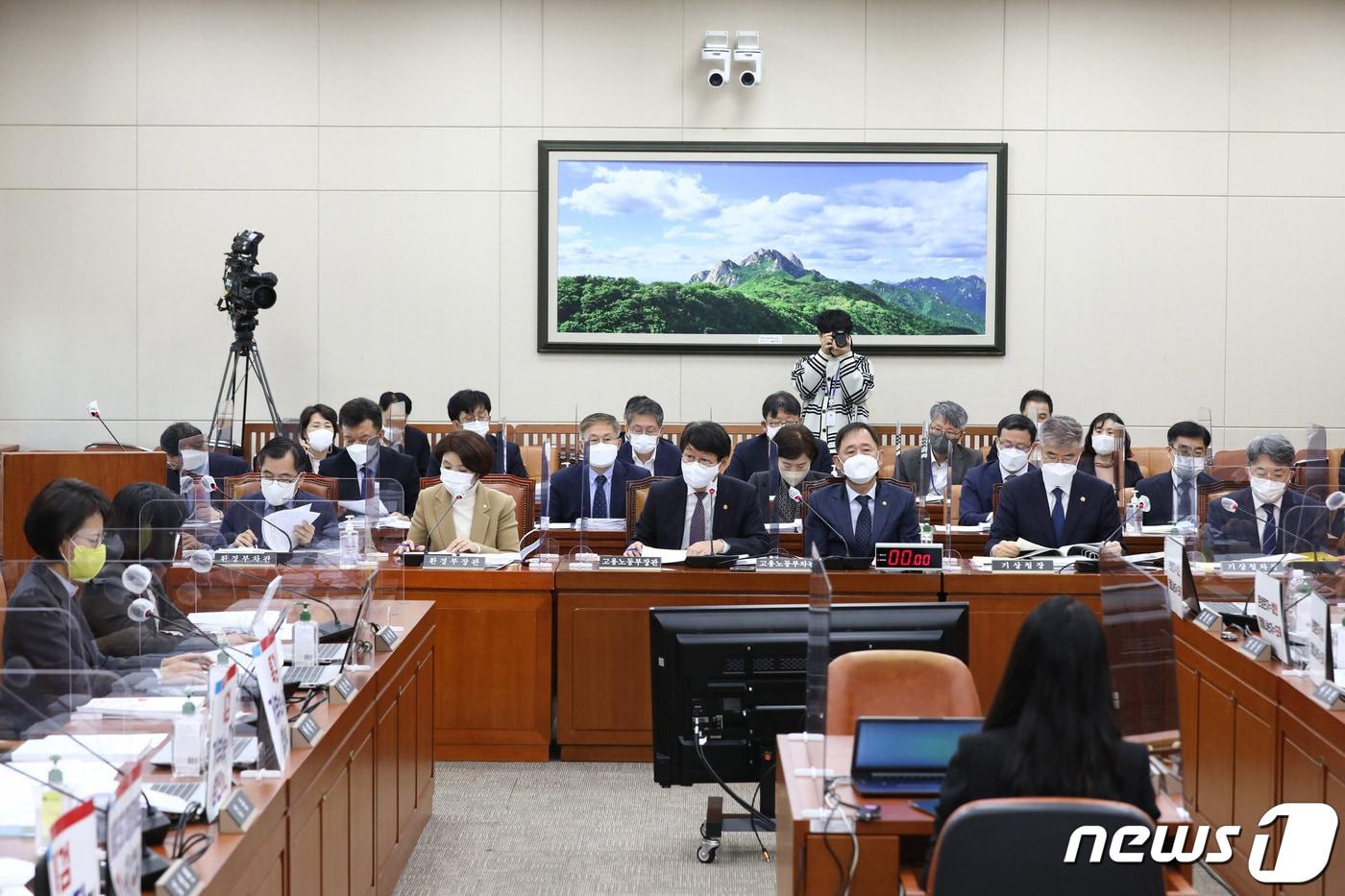본문 이미지 - 안경덕 고용노동부 장관이 15일 국회에서 열린 환경노동위원회 전체회의에서 의원 질의에 답변하고 있다. 2021.11.15/뉴스1 ⓒ News1 구윤성 기자