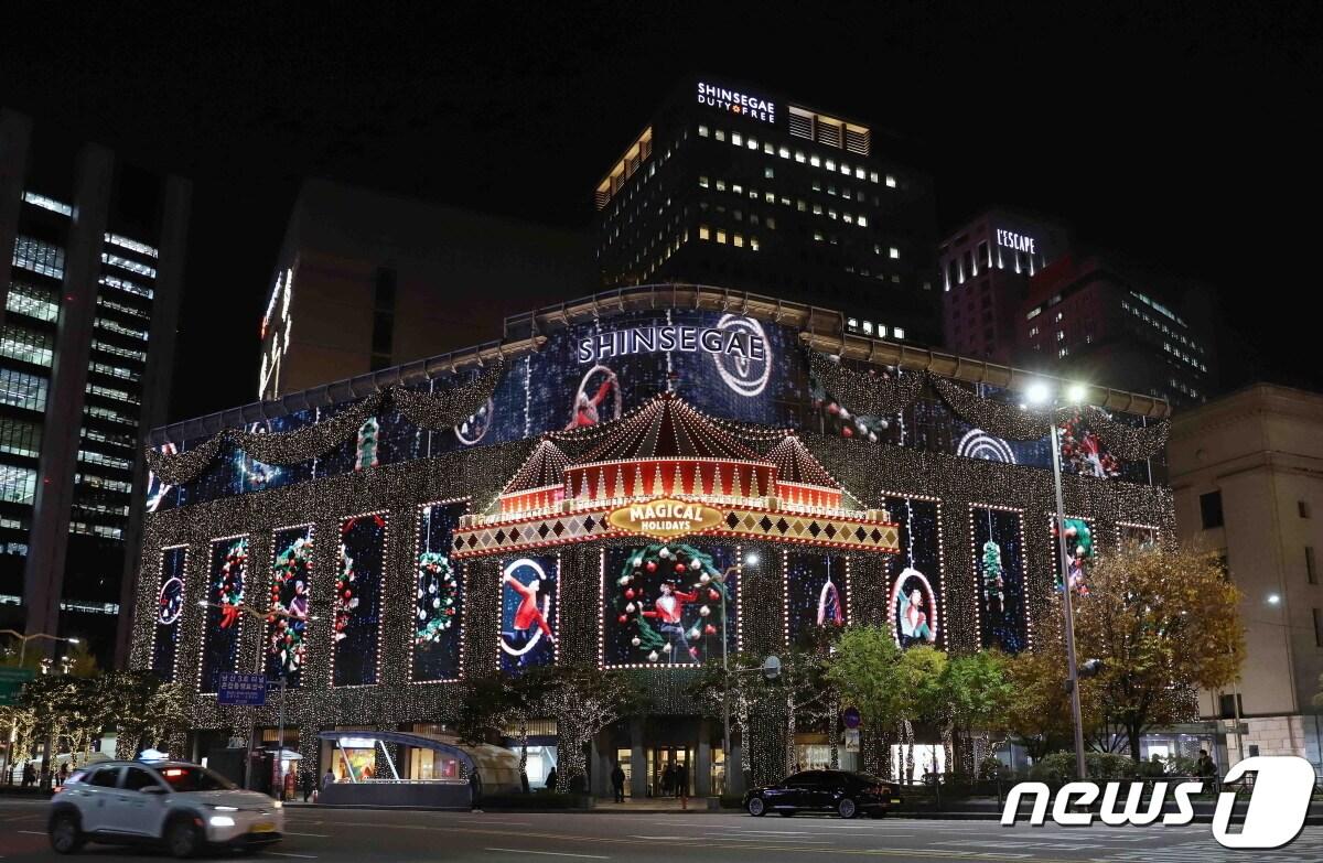 본문 이미지 - 신세계백화점 외관.(신세계백화점 제공)