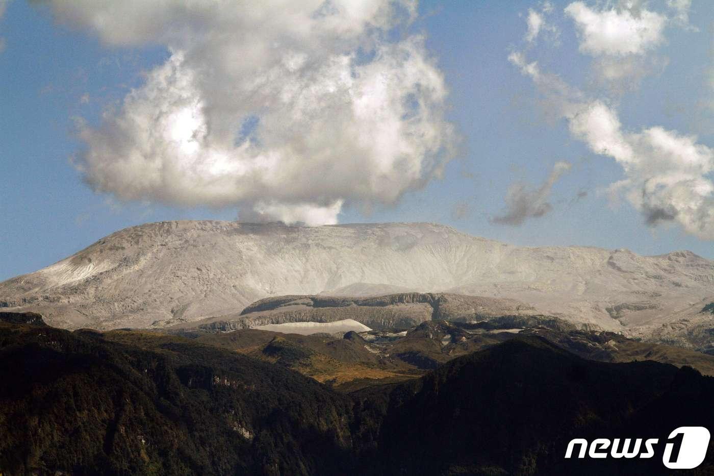 지난 1985년 2만5000여명의 사망자를 낸 콜롬비아의 네바도 델 루이스 화산이 활동을 보이고 있다. 사진은 지난 2015년 화산재를 뿜어내는 네바도 델 루이스 화산의 모습. ⓒ AFP=뉴스1 ⓒ News1 박재하 기자