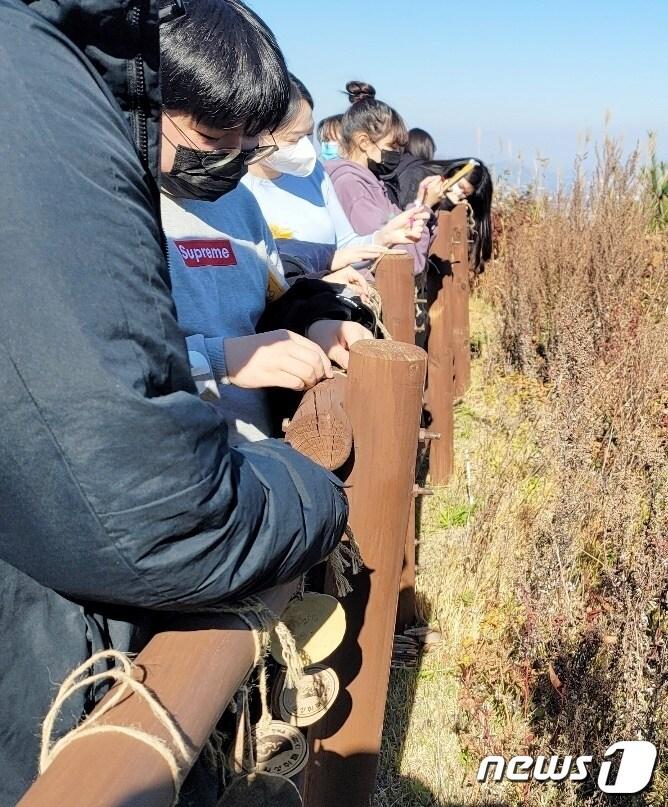 본문 이미지 - 수능시험을 앞두고 자연휴양림이 있는 무제산에서 고3 청소년과 학부모들이 성취패를 달고 소원을 빌고 있다.(진천군 제공)ⓒ 뉴스1