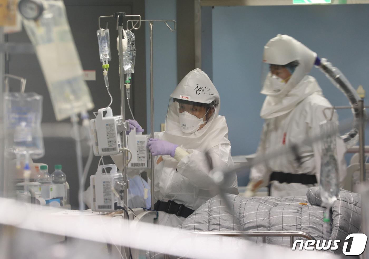 본문 이미지 - 최근 수도권의 국내 신종 코로나바이러스 감염증(코로나19) 중환자 병상 가동률이 75% 이상을 넘어가고 있는 가운데 15일 오전 경기도 평택시 박애병원 중환자실에서 의료진들이 코로나19 중증환자를 돌보고 있다. 2021.11.15/뉴스1 ⓒ News1 김영운 기자