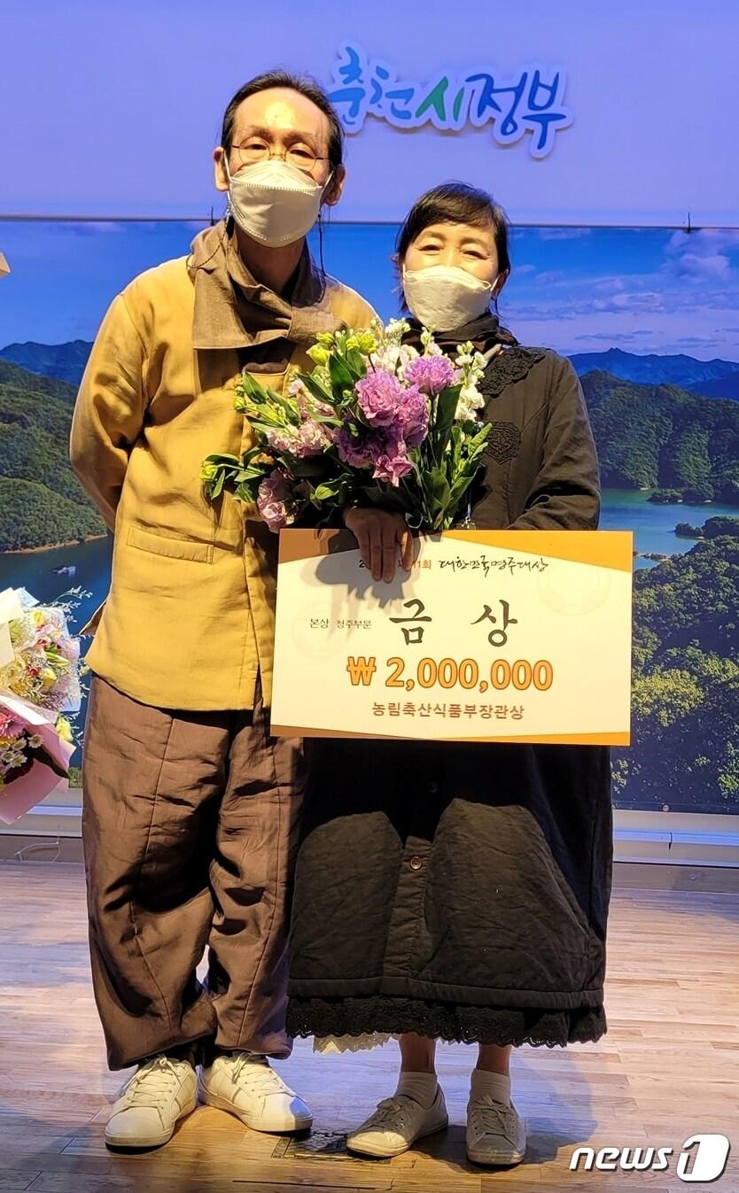 본문 이미지 - 전북 김제시 진봉면에 소재한 '지애의 봄 향기' 함지애 대표(사진 오른쪽)가 제11회 대한민국 명주대상 청주부문 금상을 수상했다.ⓒ 뉴스1