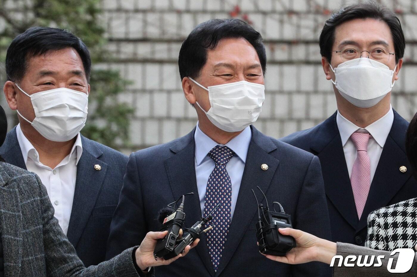 본문 이미지 - 김기현 국민의힘 원내대표가 15일 서울 서초구 서울중앙지방법원에서 열린 청와대 울산시장 선거 개입·하명 수사 의혹 관련 공판에 출석하고 있다. 2021.11.15/뉴스1 ⓒ News1 성동훈 기자