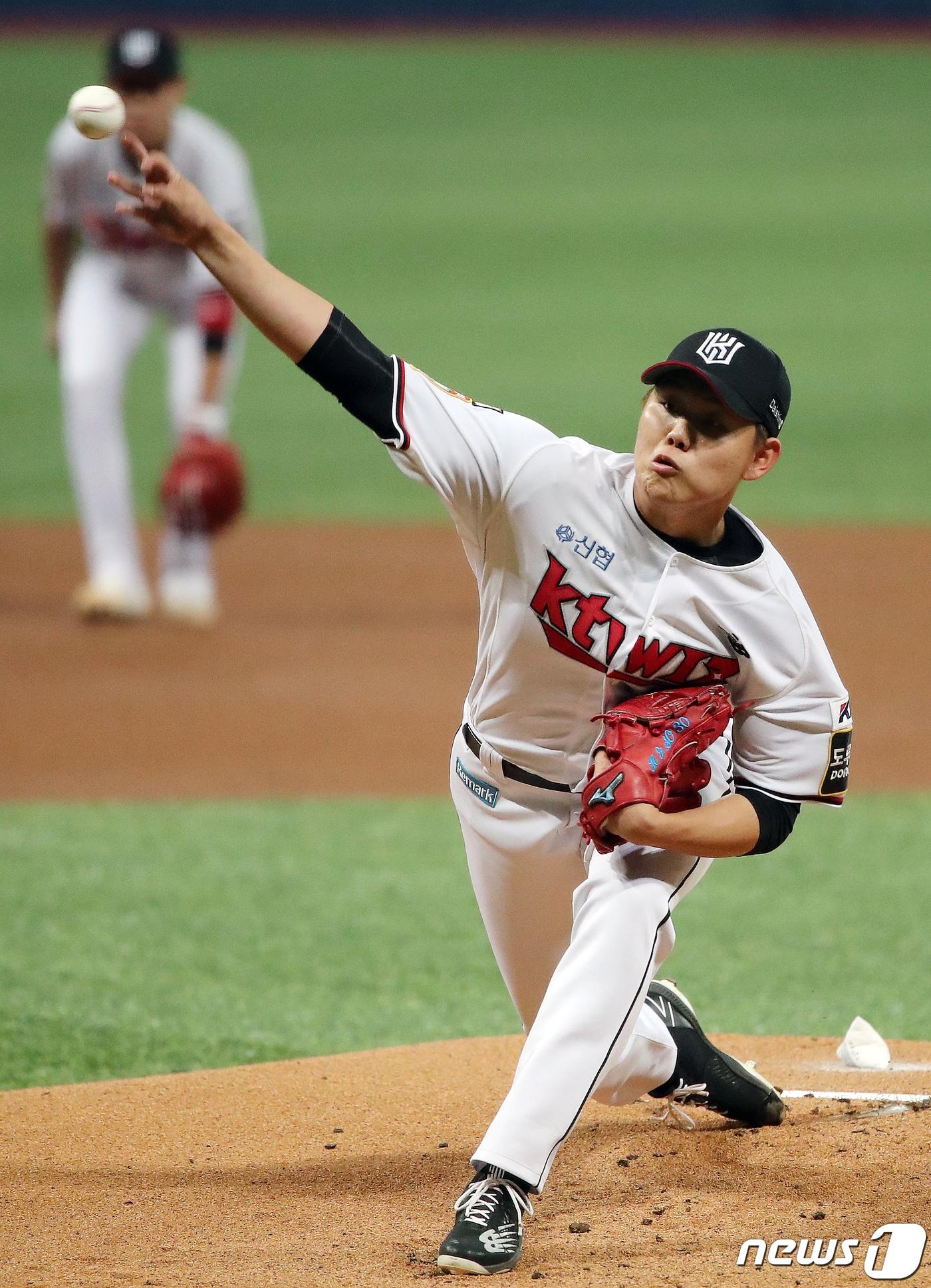 본문 이미지 - 15일 오후 서울 구로구 고척스카이돔에서 열린 '2021 신한은행 쏠 KBO 한국시리즈’ 1차전 두산베어스와 kt 위즈의 경기, kt 선발 소형준이 1회초 힘차게 공을 던지고 있다. 2021.11.15/뉴스1 ⓒ News1 김진환 기자