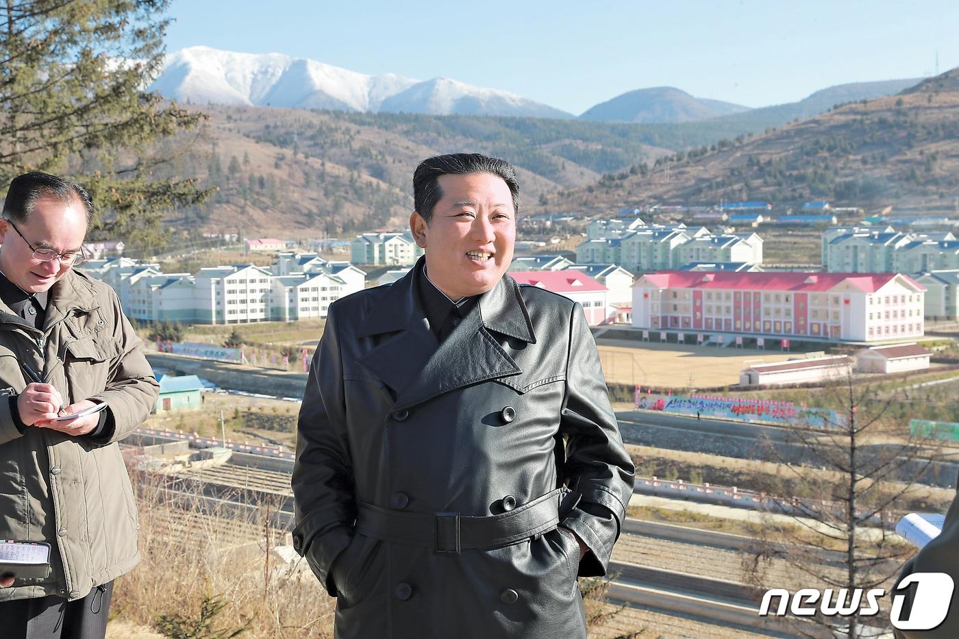 (평양 노동신문=뉴스1) = 김정은 북한 노동당 총비서가 '삼지연시 꾸리기 3단계' 공사실태를 료해(파악)하기 위해 삼지연시를 현지지도하는 모습. [국내에서만 사용가능. 재배포 금지. DB 금지. For Use Only in the Republic of Korea. Redistribution Prohibited] rodongphoto@news1.kr