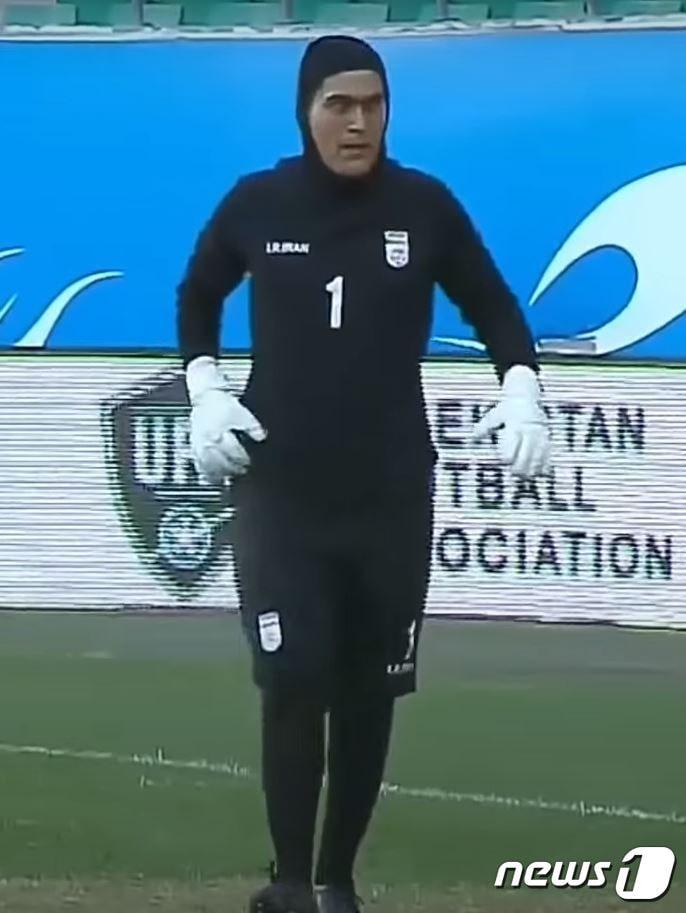 본문 이미지 - 조헤레 쿠다에이 이란 여자축구 대표팀 골키퍼 (2022년 AFC 여자 아시안컵 유튜브 갈무리) ⓒ 뉴스1