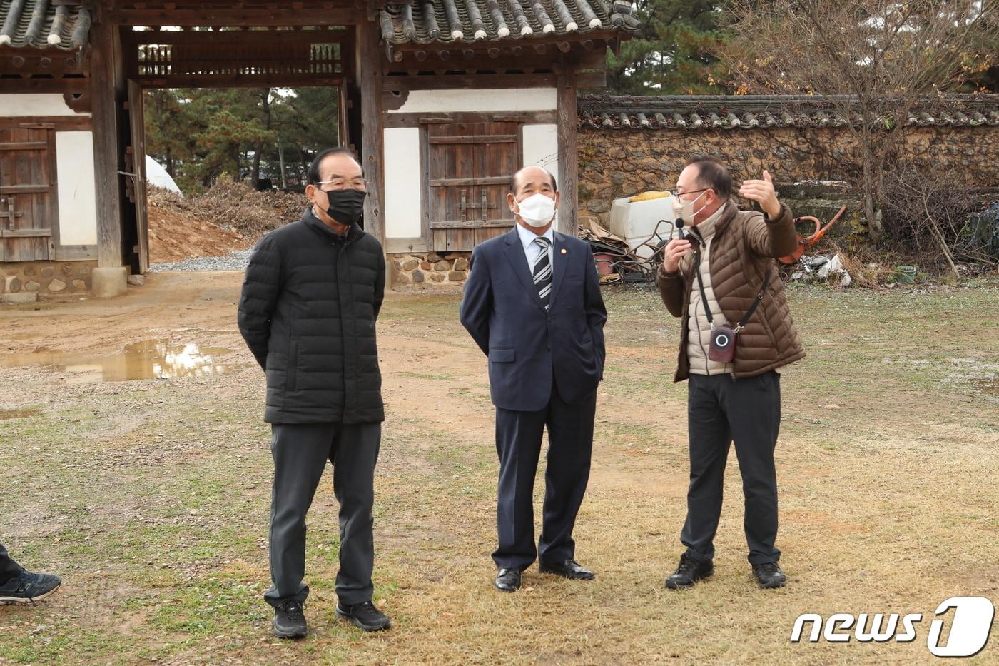 본문 이미지 - 정상혁 보은군수와 손진우 성균관장(가운데)이 충북 보은 소재 우당고택을 둘러보고 있다. ⓒ 뉴스1