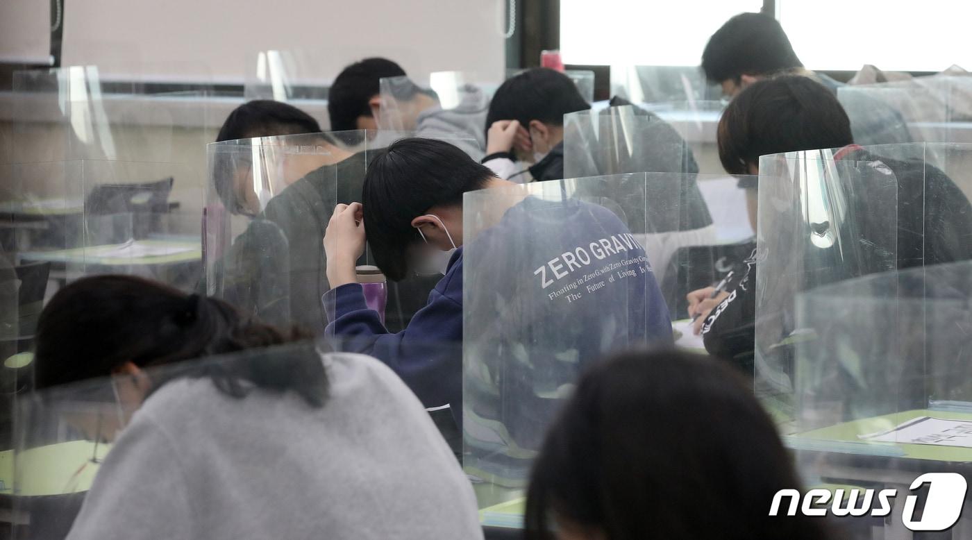 본문 이미지 - 2022학년도 대학수학능력시험(수능)을 이틀 앞둔 16일 오전 서울 양천구 목동 이투스앤써 학원에서 수험생들이 공부를 하고 있다. 2021.11.16/뉴스1 ⓒ News1 김진환 기자