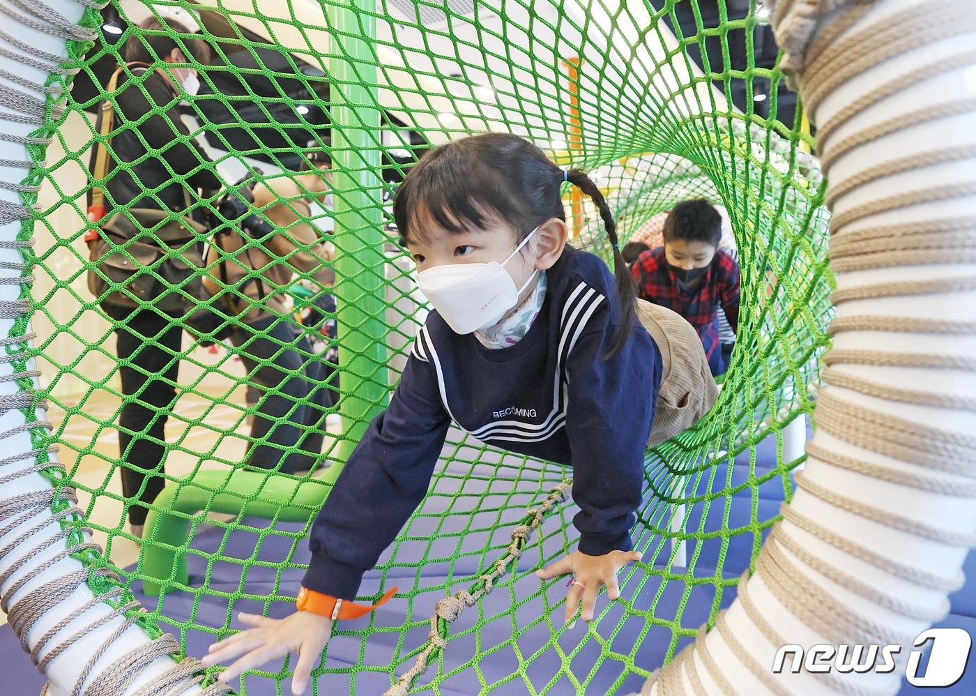 16일 오전 서울 서초구 공공형 실내놀이터 방배 SMART 서리풀노리학교에서 어린이들이 신나게 뛰어놀고 있다. 2021.11.16/뉴스1 ⓒ News1 조태형 기자