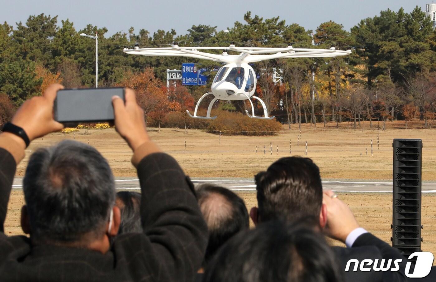16일 인천시 중구 영종도 파라다이스시티에서 열린 ‘도심항공교통(UAM) 비행 시연 행사’에서 멀티콥터형 2인승 드론택시 '볼로콥터'가 비행을 하고 있다. 2021.11.16/뉴스1 ⓒ News1 정진욱 기자