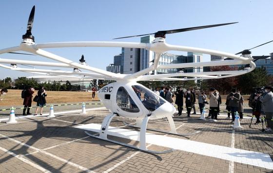 본문 이미지 - 2021년 11월16일 인천시 중구 영종도 파라다이스시티에서 열린 ‘도심항공교통(UAM) 비행 시연 행사’에서 멀티콥터형 2인승 드론택시 '볼로콥터'가 시험 비행후 취재진에게 공개되고 있다. 도심항공교통은 도심 내 활용이 가능한 친환경 전기동력 수직이착륙기 등을 이용해 승객이나 화물 운송 등을 목적으로 타 교통수단과 연계되어 운용되는 새로운 항공교통체계이다. 2021.11.16/뉴스1 ⓒ News1 정진욱 기자