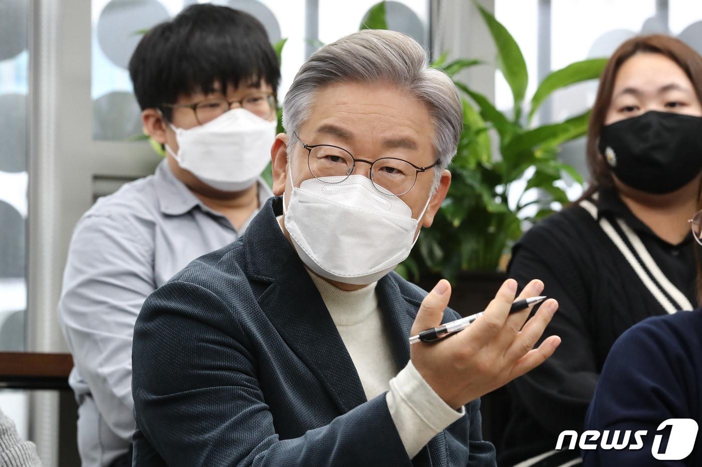 이재명 더불어민주당 대선 후보가 16일 오전 서울 서대문구 청년문화공간 신촌 파랑고래에서 열린 청소년·청년 기후환경단체 활동가들과 간담회를 하고 있다. 2021.11.16/뉴스1 ⓒ News1 국회사진취재단