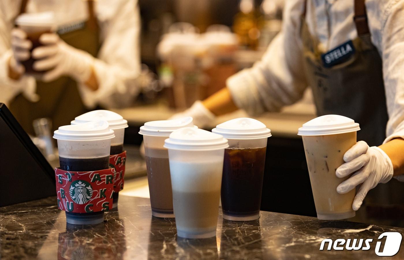 서울 중구 스타벅스 별다방점에 고객들이 주문한 음료가 재사용 컵에 담겨 놓여 있다. (뉴스1 DB) ⓒ News1 이재명 기자
