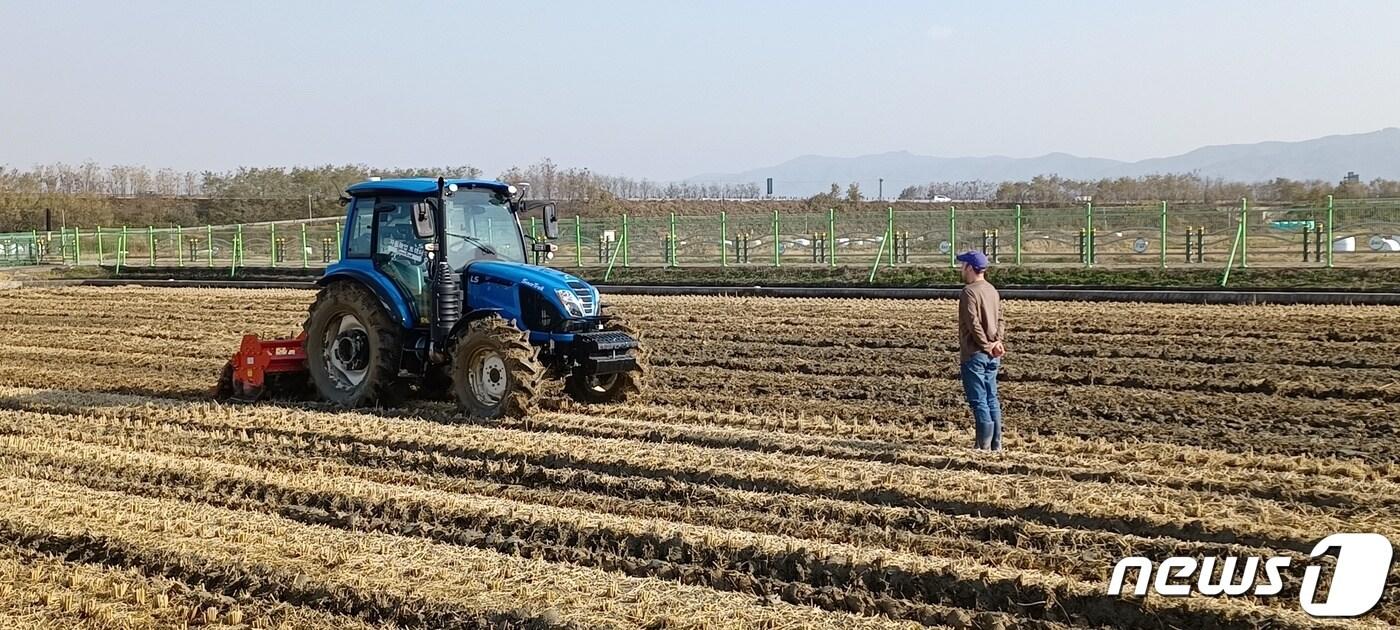 본문 이미지 - 충북도와 청주시가 LS엠트론과 개발한 자율작업 트랙터가 16일 청주시 청원구 오창읍 충북농업기술원에서 자율작업 시연을 하고 있다.(청주시 제공).2021.11.16/ⓒ 뉴스1