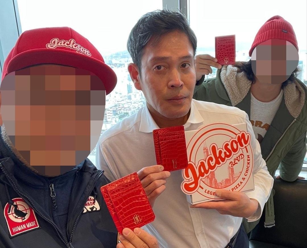 본문 이미지 - 정용진 신세계 부회장이 잭슨 피자를 홍보하는 모습. (정용진 인스타그램 갈무리) ⓒ 뉴스1