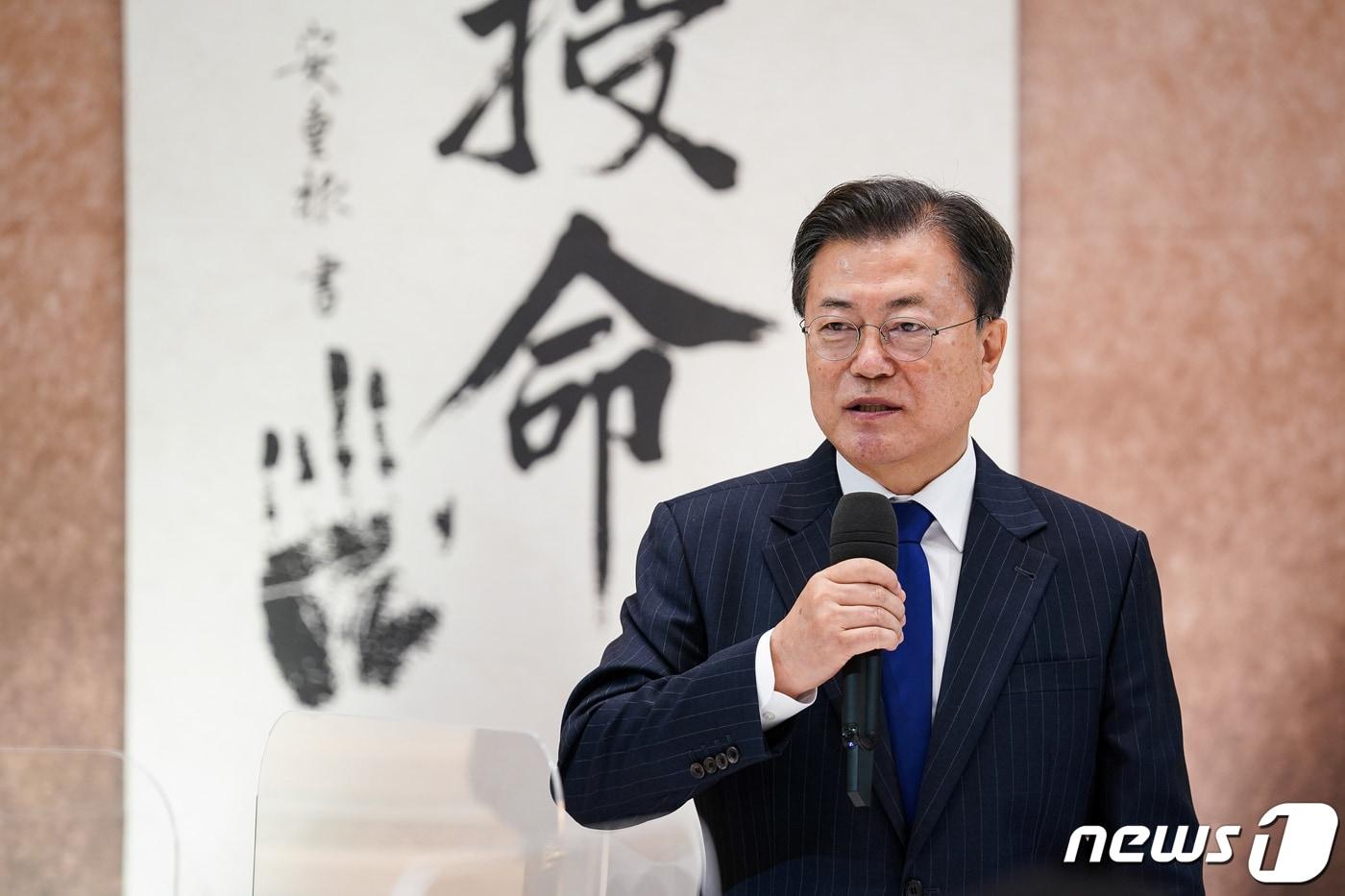 본문 이미지 - 문재인 대통령이 16일 청와대 영빈관에서 열린 준장 진급자 삼정검 수여식을 마친 후 환담장으로 이동해 준장 진급자 76명에게 격려사를 하고 있다. 2021.11.16/뉴스1 ⓒ News1 유승관 기자