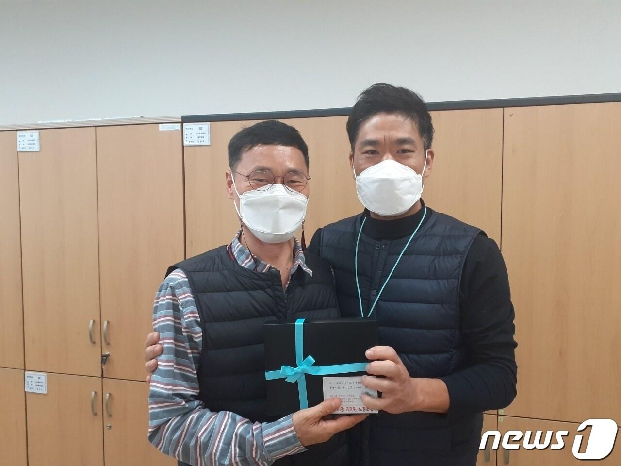 본문 이미지 - 강원 원주시청 공무원노동조합이 16일 원주시청을 비롯한 주요 부서를 찾아 수험생 자년를 둔 조합원들에게 응원의 선물을 전달했다. (원주시청 공무원노동조합 제공) 2021.11.16/뉴스1