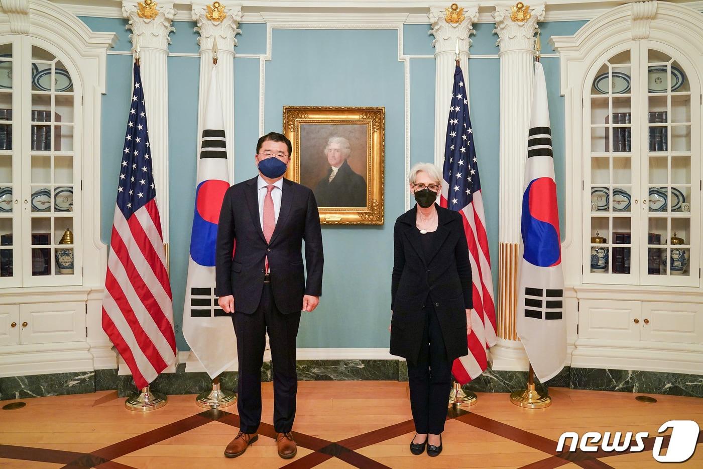 본문 이미지 - 최종건 외교부 제1차관(왼쪽)과 웬디 셔먼 미국 국무부 부장관. (외교부 제공) ⓒ 뉴스1
