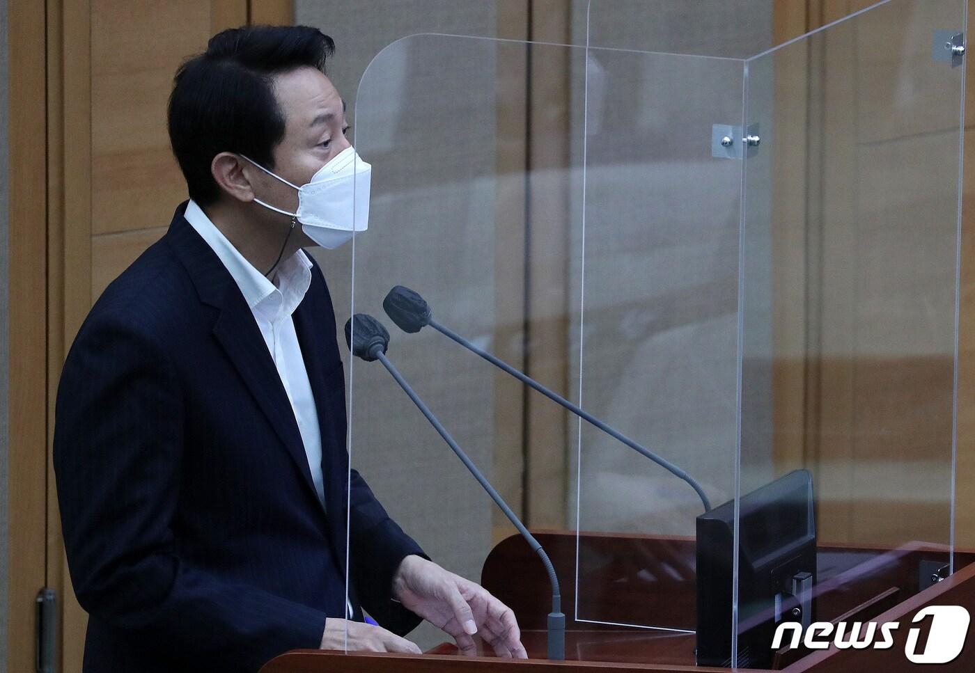 본문 이미지 - 오세훈 서울시장이 지난달 17일 종로구 서울시의회에서 열린 제303회 정례회 제3차 본회의 시정질문에 참석해 질의에 답하고 있다. 2021.11.17/뉴스1 ⓒ News1 박세연 기자
