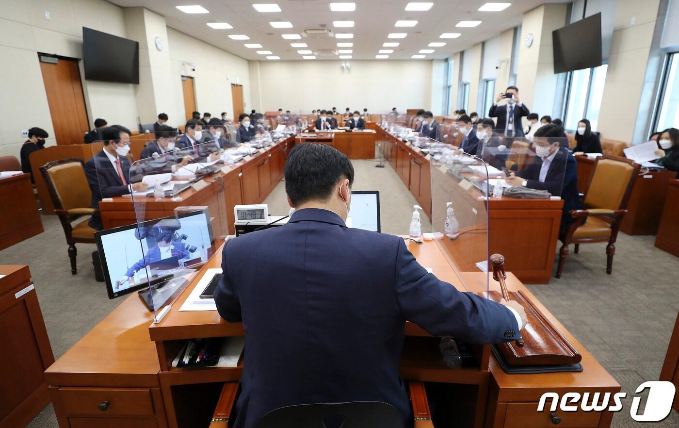 본문 이미지 - 김영진 국회 기획재정위원회 조세소위 위원장이 17일 서울 여의도 국회에서 열린 국회 기획재정위원회 조세소위 회의에서 의사봉을 두드리고 있다. 2021.11.17/뉴스1 ⓒ News1 이동해 기자