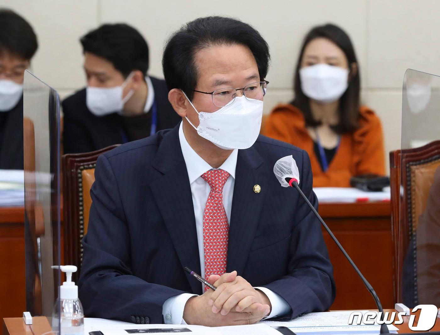본문 이미지 - 류성걸 국민의힘 간사가 지난해 11월17일 서울 여의도 국회에서 열린 국회 기획재정위원회 조세소위 회의에서 이억원 기획재정부 1차관에게 초과세수 관련 질의를 하고 있다. 2021.11.17/뉴스1 ⓒ News1 이동해 기자