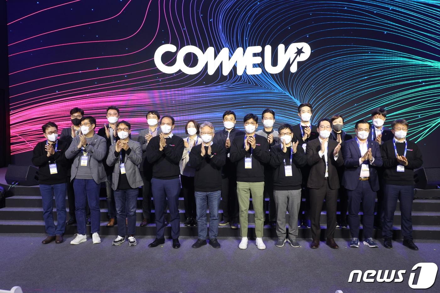 17일 서울 동대문디자인플라자(DDP)에서 열린 컴업 2021 개막식에서 세드릭 오 프랑스 디지털 국무장관(왼쪽 네번째부터), 권칠승 중소벤처기업부 장관, 안성우 민간 컴업 조직위원장(직방 대표), 차정훈 중소벤처기업부 창업벤처혁신실장 등 참석자들이 기념촬영을 하고 있다. (중소벤처기업부 제공) 2021.11.17/뉴스1