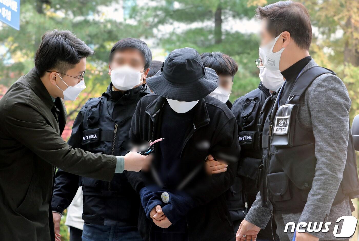 층간소음으로 흉기를 휘둘러 일가족 3명을 다치게 한 A씨(40대)가 구속 전 피의자 심문(영장실질심사)를 받기 위해 17일 오후 인천지방법원에 출석하고 있다.2021.11.17/뉴스1 ⓒ News1 정진욱 기자