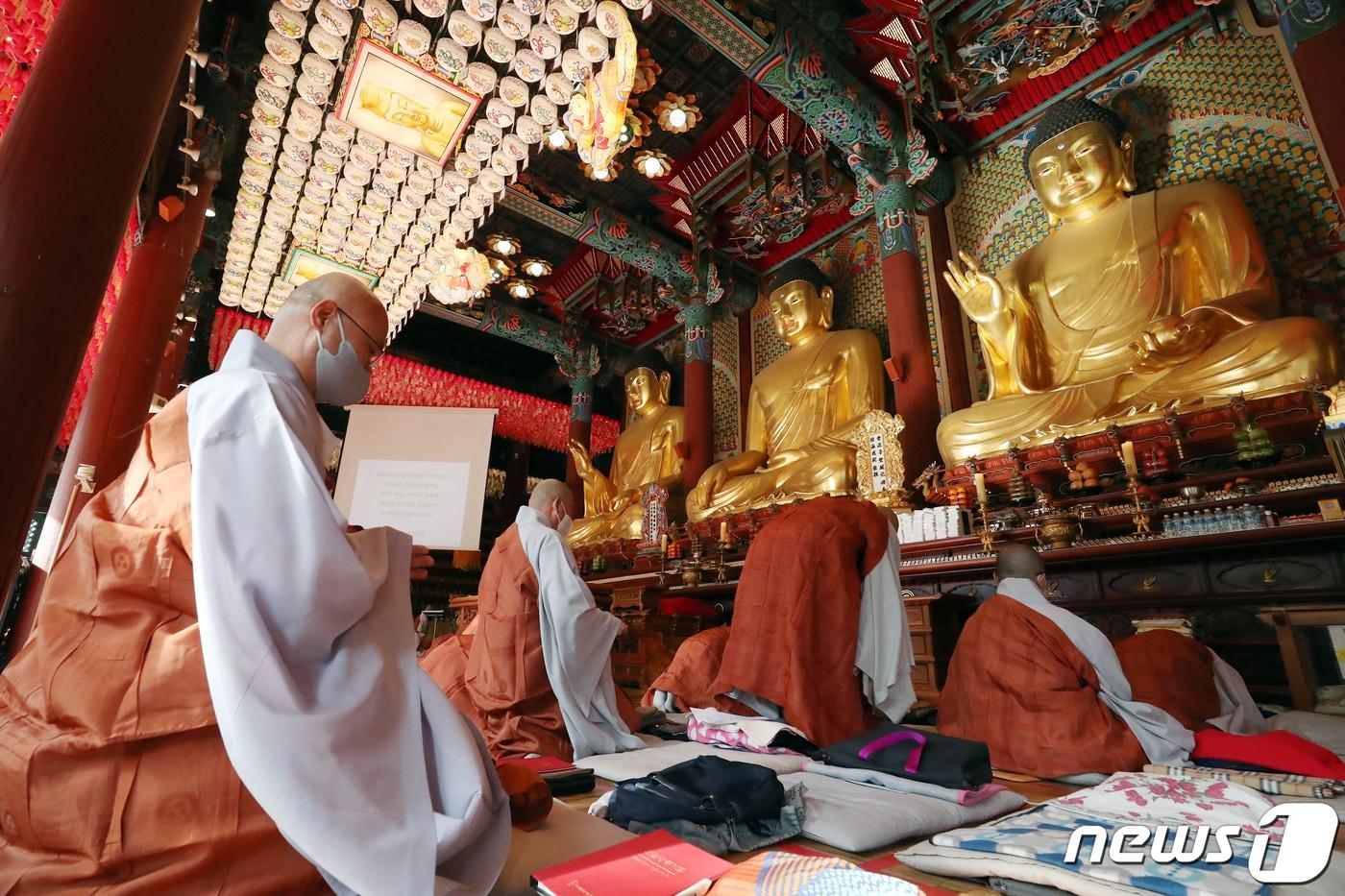 17일 오후 서울 종로구 조계사 대웅전에서 열린 참회정진법회에서 조계종 승려들이 참회와 성찰의 1080배를 올리고 있다.  2021.11.17/뉴스1 ⓒ News1 민경석 기자