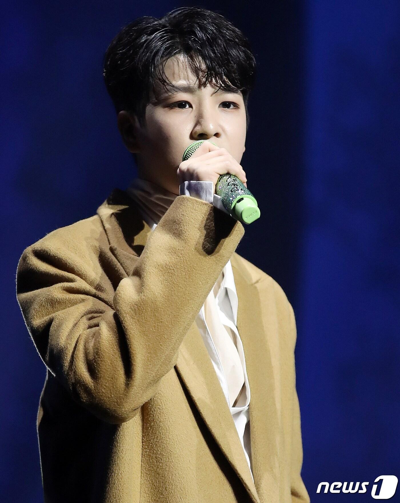 본문 이미지 - 가수 정동원이 17일 오후 서울 용산구 노들섬 라이브하우스에서 열린 첫 정규 앨범 '그리움, 아낌없이 주는 나무' 발매 기념 쇼케이스에서 열정적인 무대를 펼치고 있다. ‘그리움, 아낌없이 주는 나무’는 만남과 이별 그리고 옛 추억에 관한 서정적인 이야기를 담고 있다. 타이틀곡 ‘잘가요 내사랑’은 소중했던 이들을 떠나보낸 모든 사람들에게 위로와 아름다운 추억을 떠오르게 하는 곡이며, 더블 타이틀곡 ‘물망초’ 역시 ‘나를 잊지 말아요’라는 꽃말을 지닌 만큼 슬픈 이별을 아름답게 승화시키는 감성적인 곡이다. 2021.11.17/뉴스1 ⓒ News1 김진환 기자