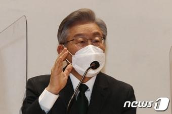 본문 이미지 - 이재명 더불어민주당 대선 후보가 17일 오후 국회 의원회관에서 열린 서울권 대학언론연합회 20대 대선후보 초청 간담회에서 인사말을 하고 있다. 2021.11.17/뉴스1 ⓒ News1 이동해 기자