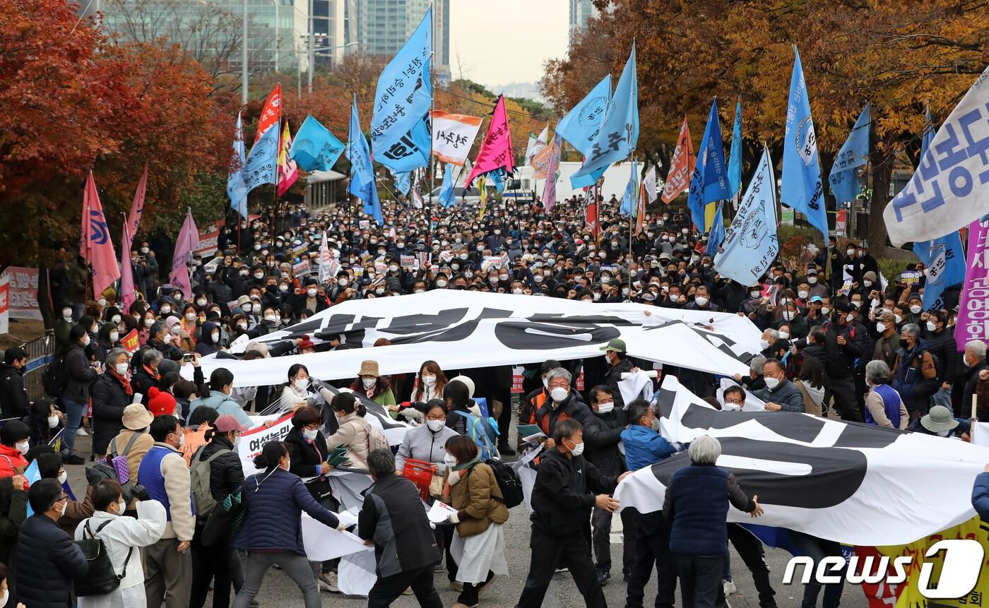 본문 이미지 - 17일 오후 서울 여의도 산업은행 앞에서 열린 전국농민총궐기대회에서 농민들이 개방농정이라고 적힌 현수막을 찢고 있다.  2021.11.17/뉴스1 ⓒ News1 오대일 기자