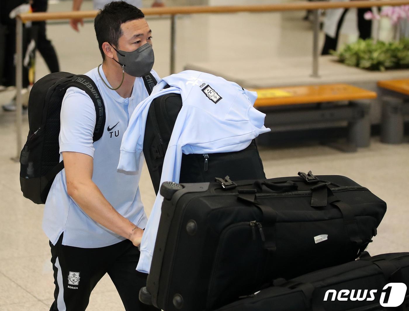 본문 이미지 - 대한민국 축구 국가대표팀의 최태욱 코치가 2022 국제축구연맹(FIFA) 카타르 월드컵 아시아 최종예선 이라크와의 원정 경기를 마치고 17일 인천국제공항을 통해 귀국하고 있다. 2021.11.17/뉴스1 ⓒ News1 김진환 기자