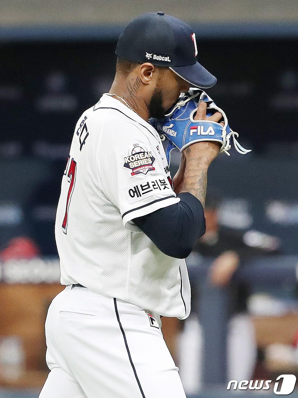 본문 이미지 - 17일 오후 서울 구로구 고척스카이돔에서 열린 '2021 신한은행 쏠 KBO 한국시리즈’ 3차전 kt wiz와 두산 베어스의 경기에서 4회초를 마친 상황 두산 선발 미란다가 무실점 호투를 펼친 뒤 더그아웃으로 향하며 글러브에 입맞추고 있다. 2021.11.17/뉴스1 ⓒ News1 민경석 기자