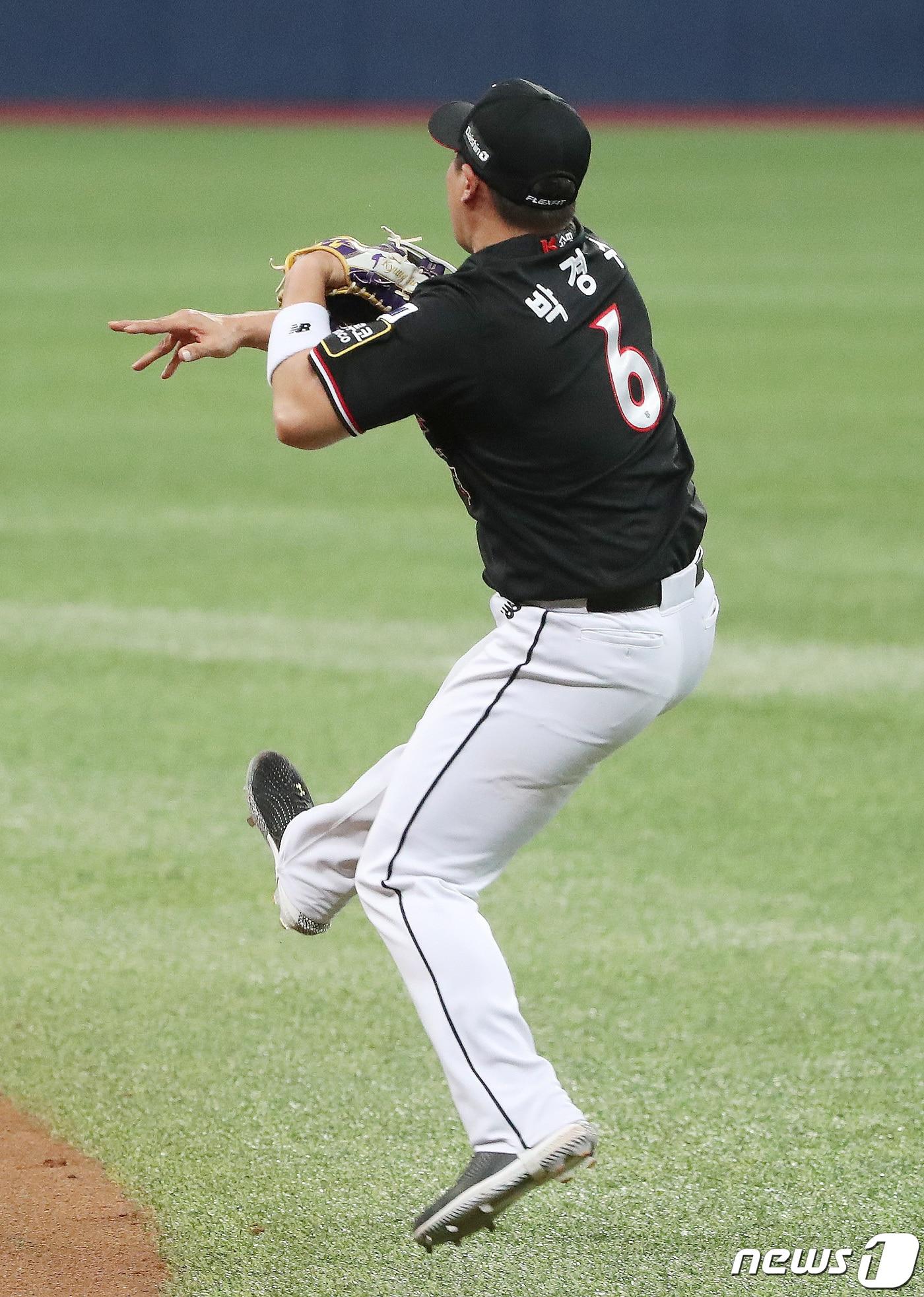 본문 이미지 - 17일 오후 서울 구로구 고척스카이돔에서 열린 '2021 신한은행 쏠 KBO 한국시리즈’ 3차전 KT 위즈와 두산 베어스의 경기 6회말 1사 1루 상황 KT 박경수가 두산 박건우의 타구를 잡아 2루로 송구, 정수빈을 아웃시키고 있다. 2021.11.17뉴스1 ⓒ News1 임세영 기자
